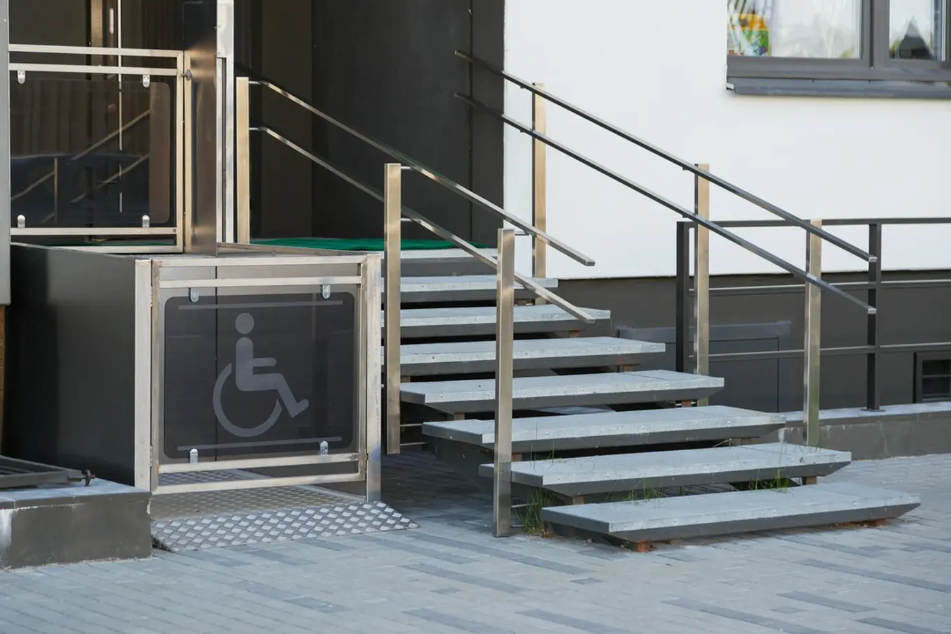 dźwig dla niepełnosprawnych na schodach